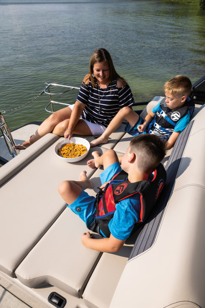 family on a boat rentals in chattanooga tn