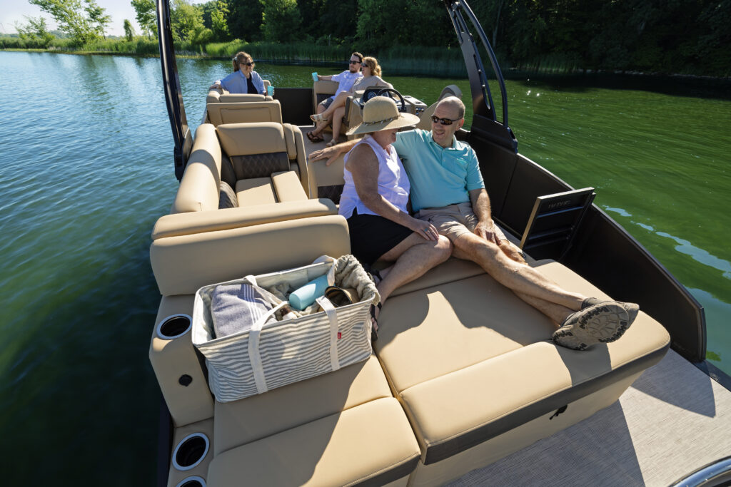 family enjoying a pontoon rental in chattanooga tn